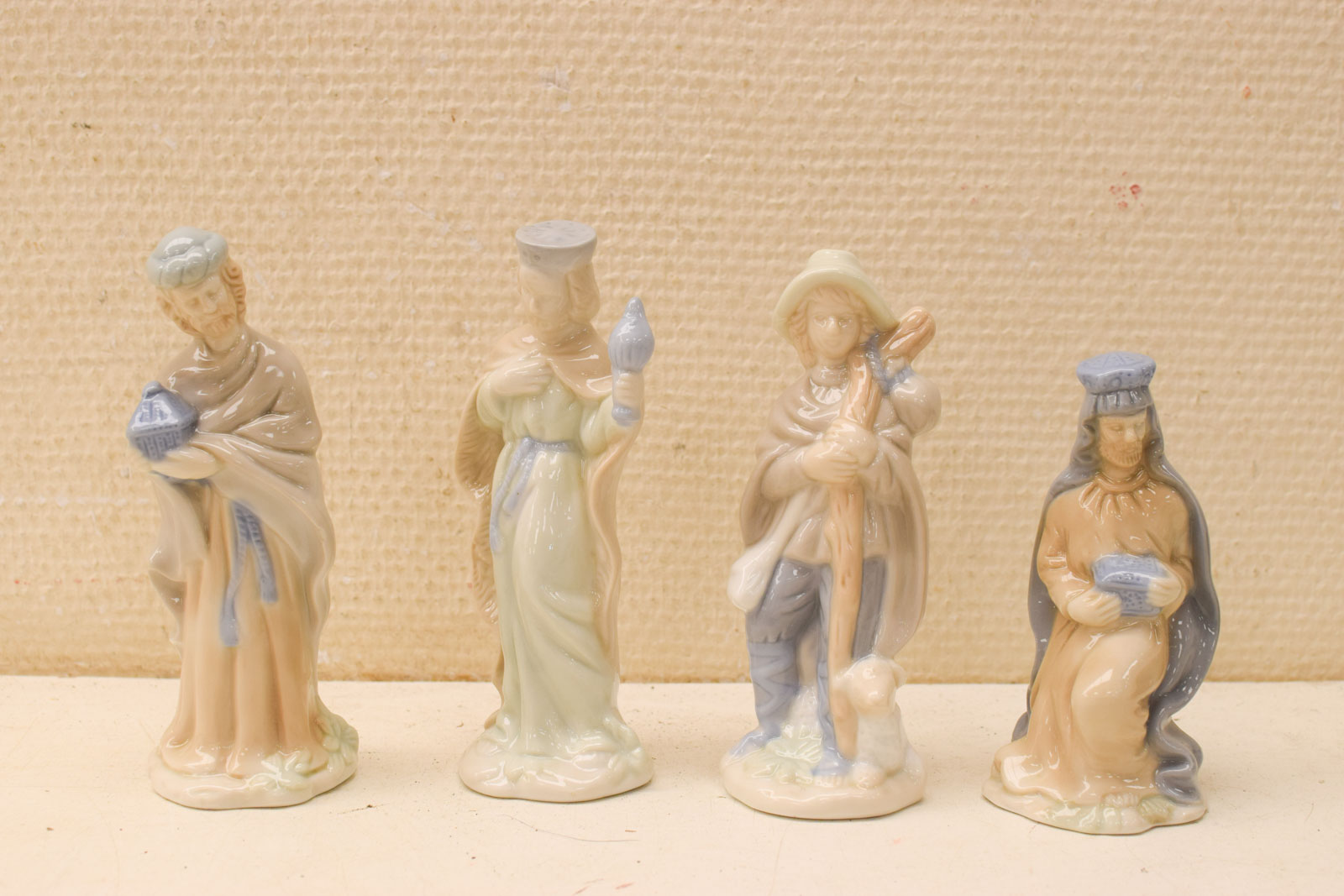 Alternative view of 11 stuks Vintage porseleinen kerststal figuren  48320