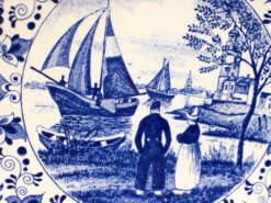 Alternative view of Delfts Blauw Porseleinen Wandbord met prent van een stel bij het water in klederdracht 48454