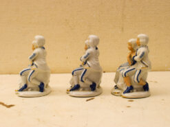 Alternative view of 3 stuks porseleinen beeldjes van een stelletje 48480