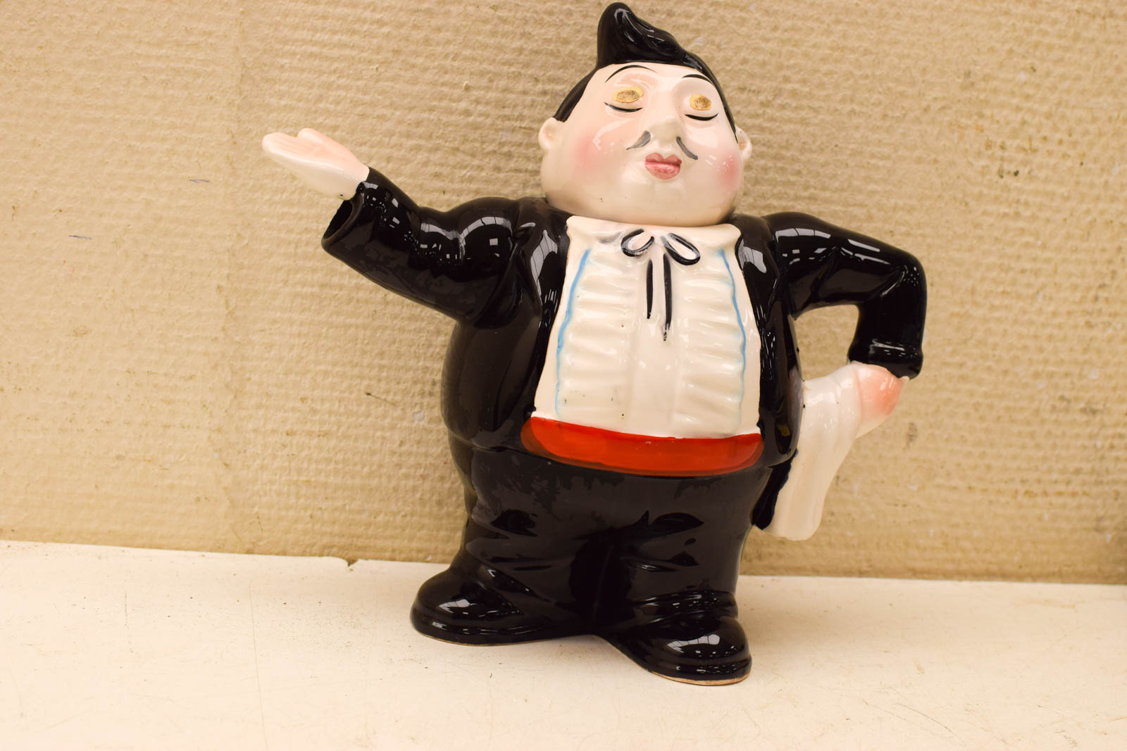 Porseleinen koffiepot in de vorm van een ober  48494