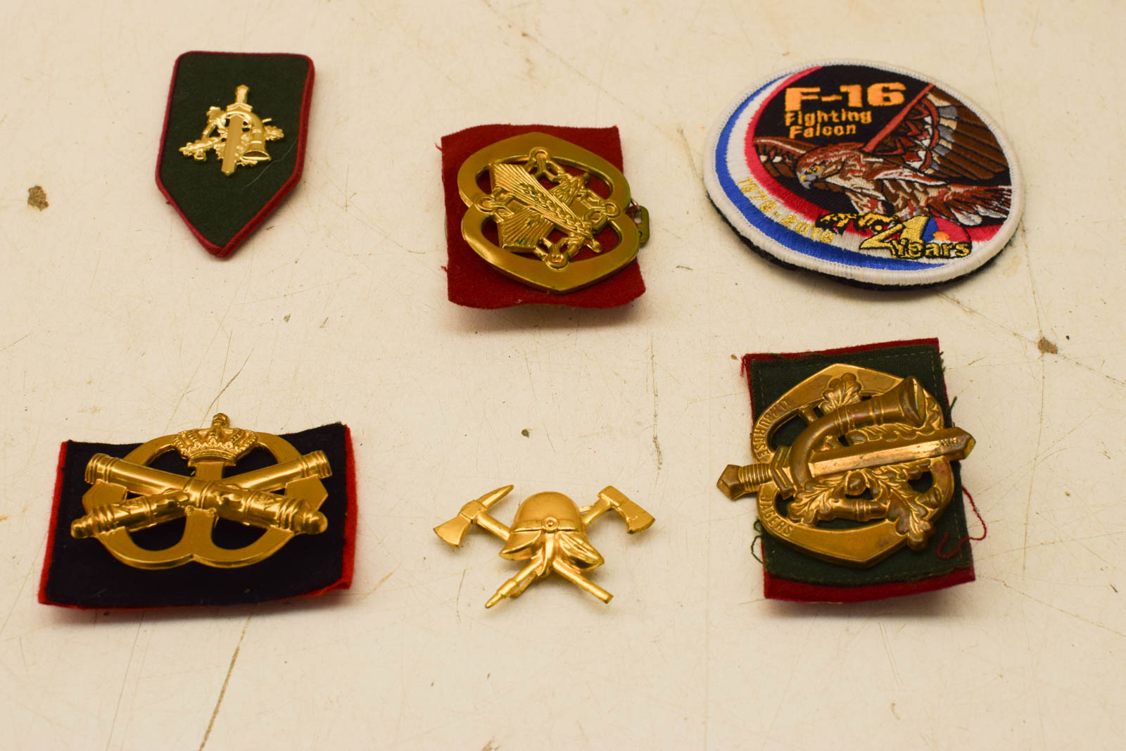 Alternative view of 16 stuks Emblemen  48511