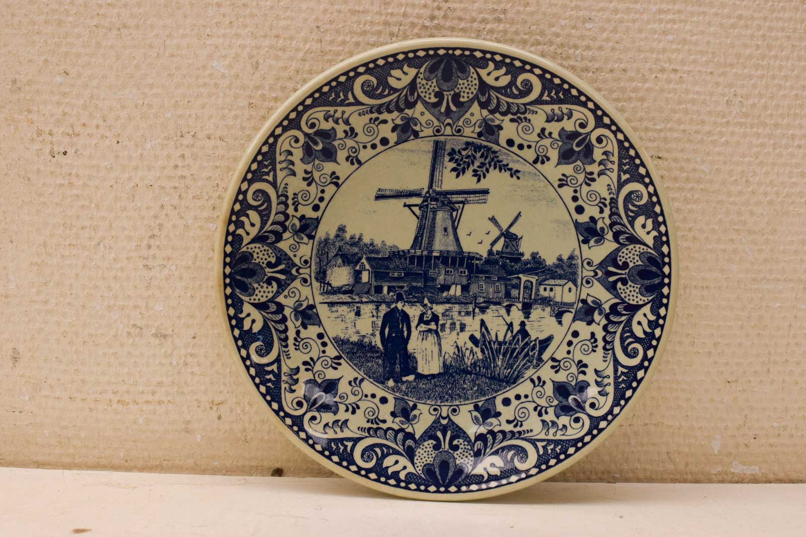 Delfts Blauw porseleinen wandbord met prent van een stelletje in klederdracht bij molens 48519
