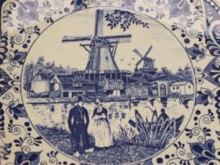Alternative view of Delfts Blauw porseleinen wandbord met prent van een stelletje in klederdracht bij molens 48519