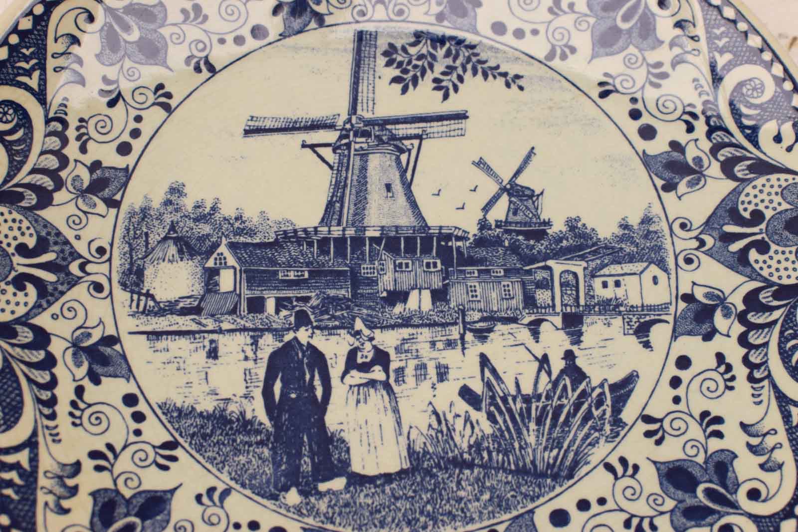 Alternative view of Delfts Blauw porseleinen wandbord met prent van een stelletje in klederdracht bij molens  48519