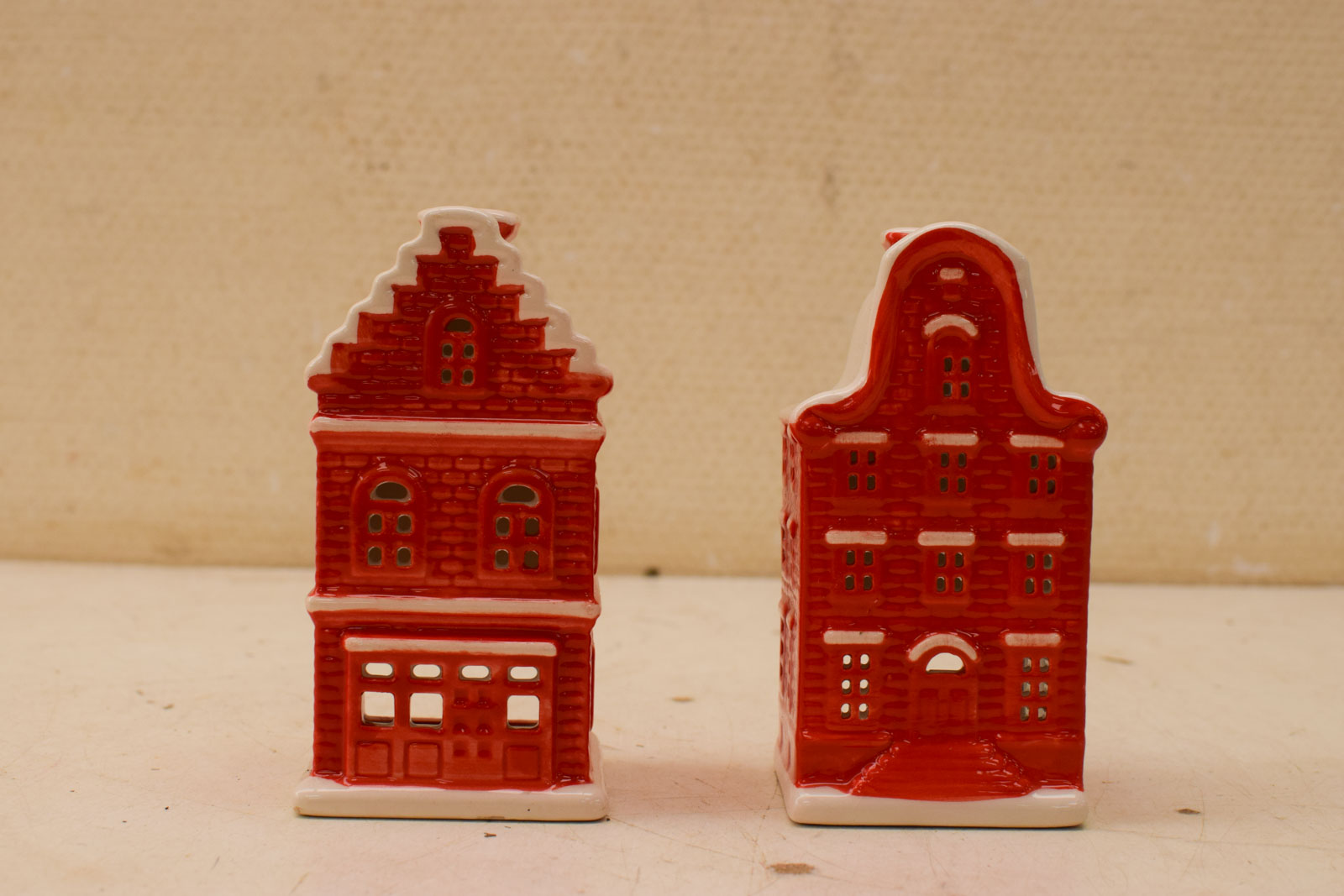 2 stuks porseleinen huisjes 48530