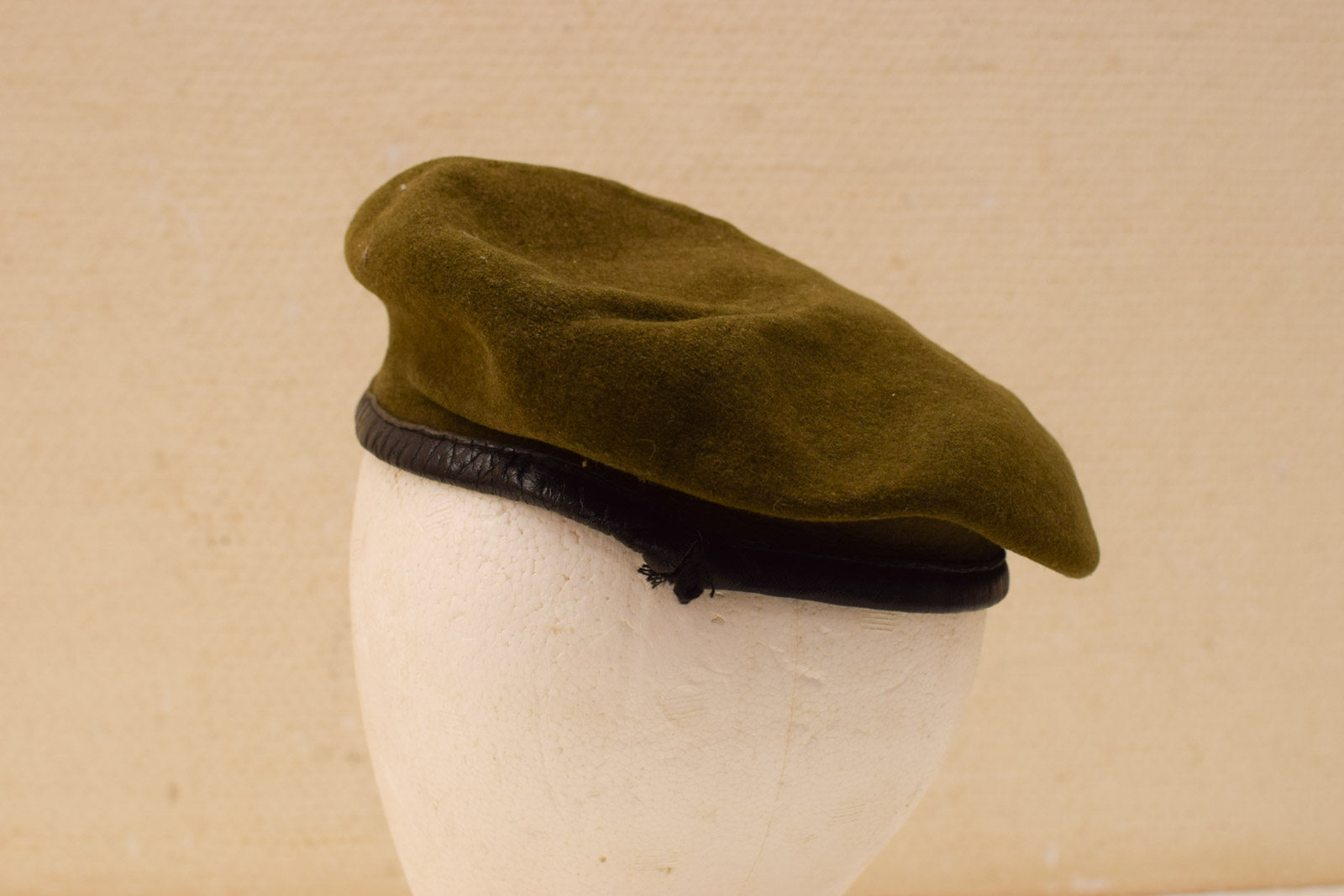 Alternative view of Baret met embleem  48534
