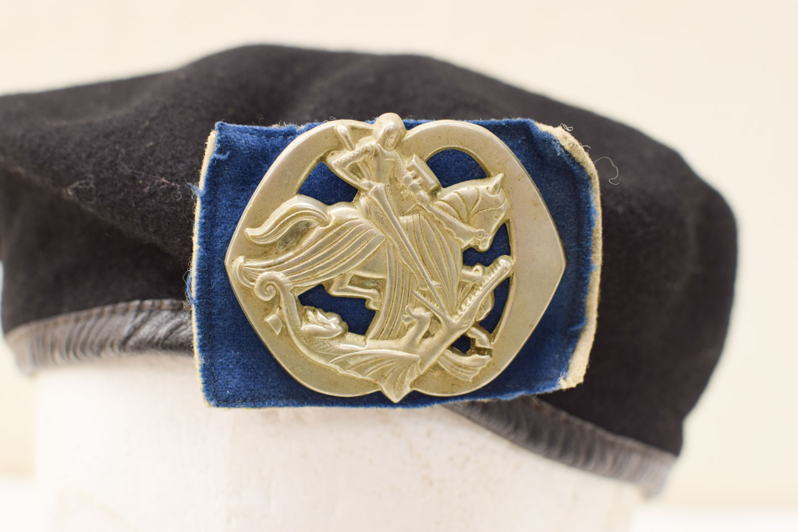 Alternative view of Baret met Embleem  48555