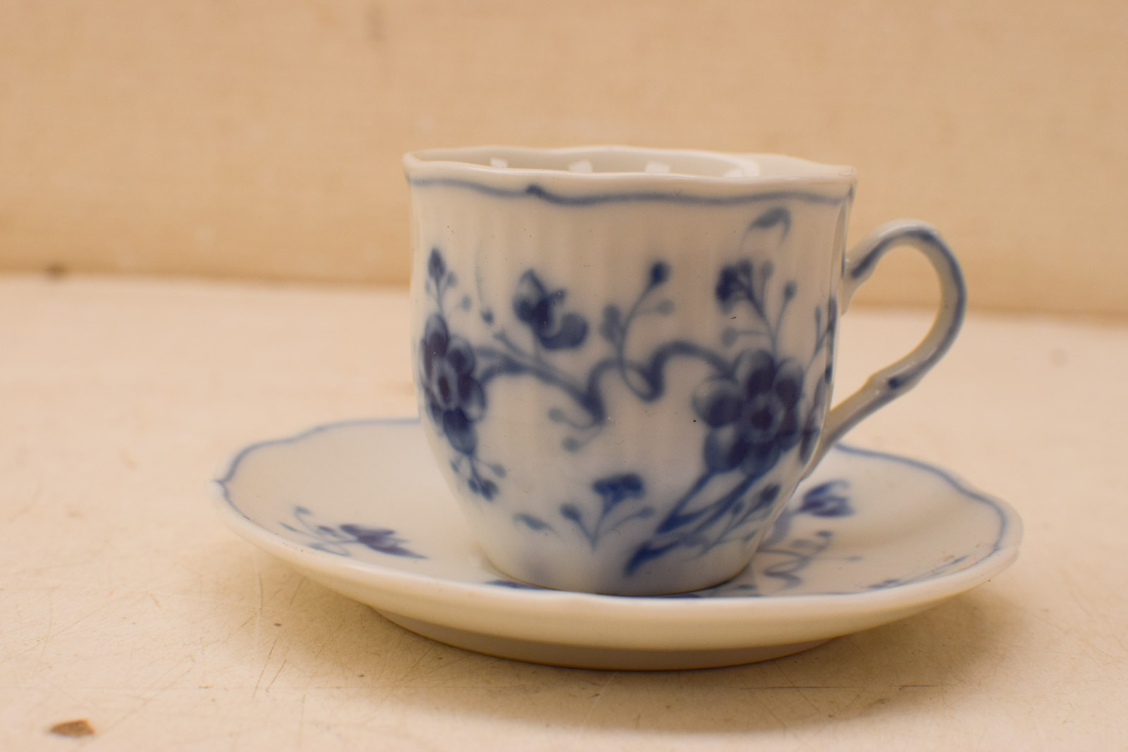 Porseleinen kop en schotel 48577