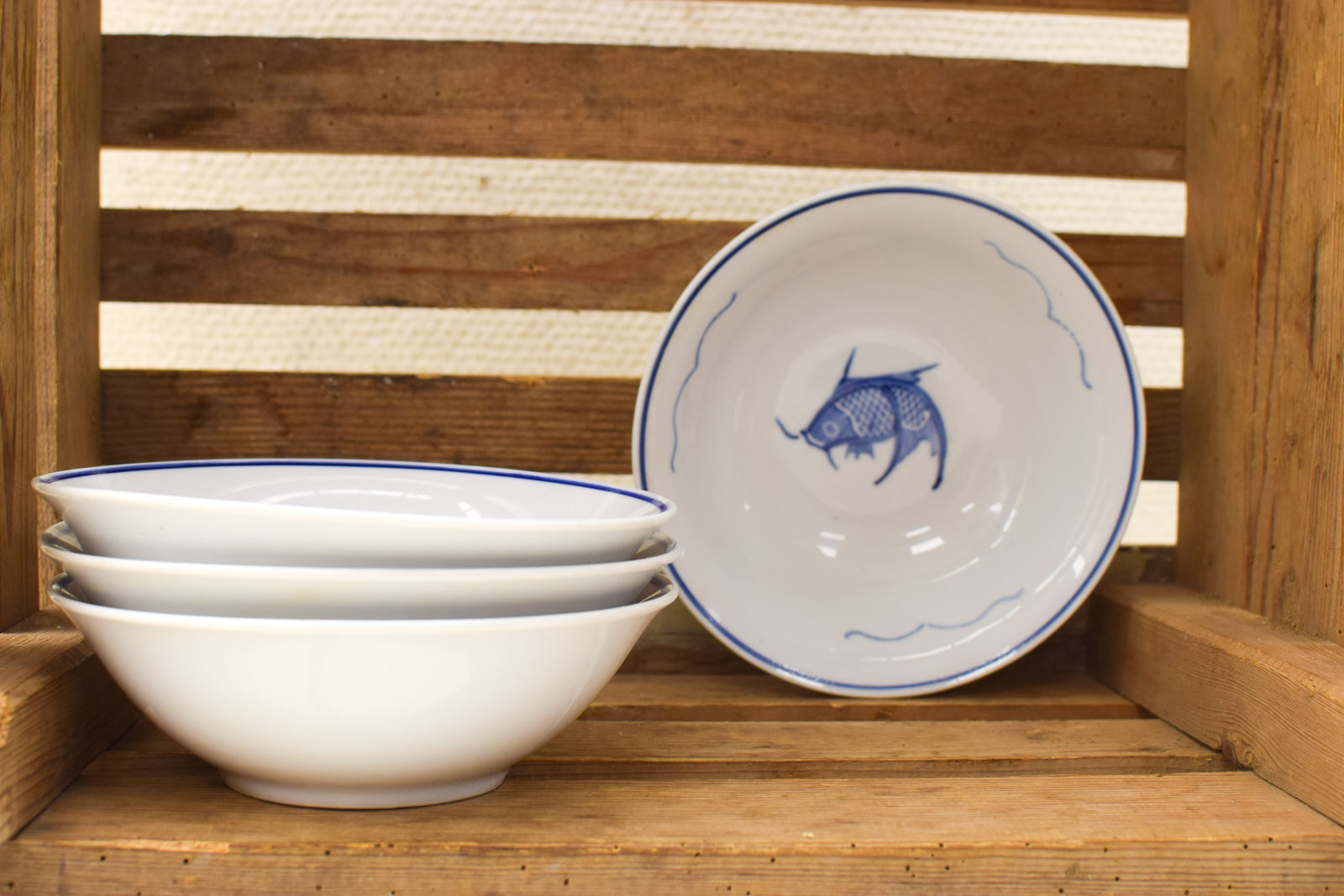 4 stuks porseleinen schaaltjes met prent van een kooikaper  48616