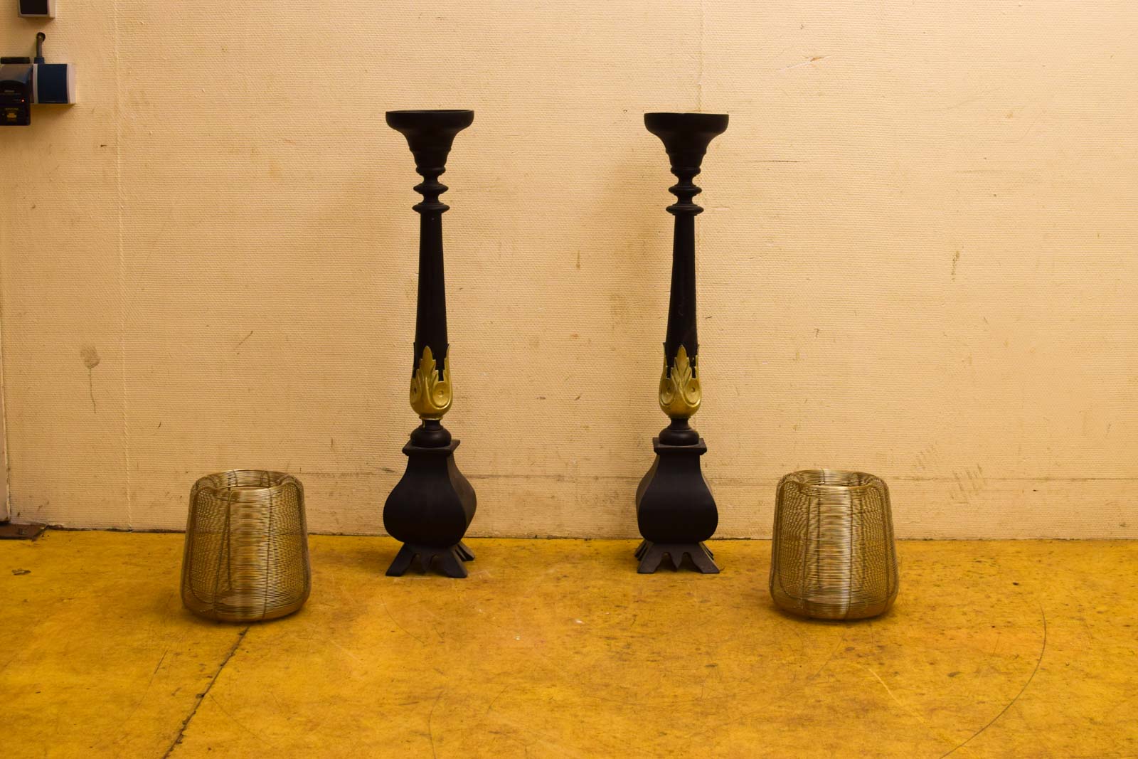 Alternative view of 2 stuks grote houten kandelaars  48625