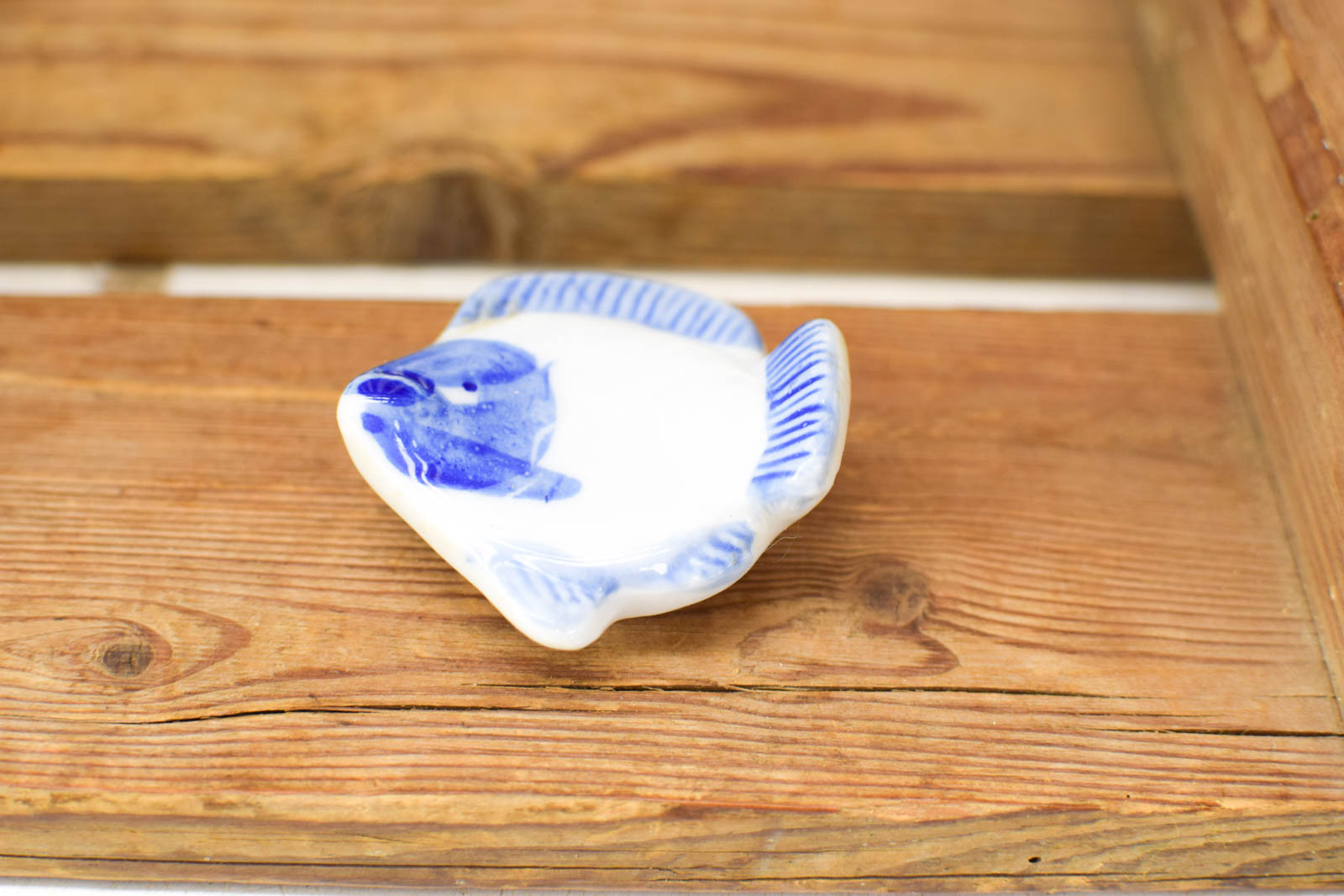 Alternative view of 7 stuks porseleinen schaaltjes met prent van een vis  48641