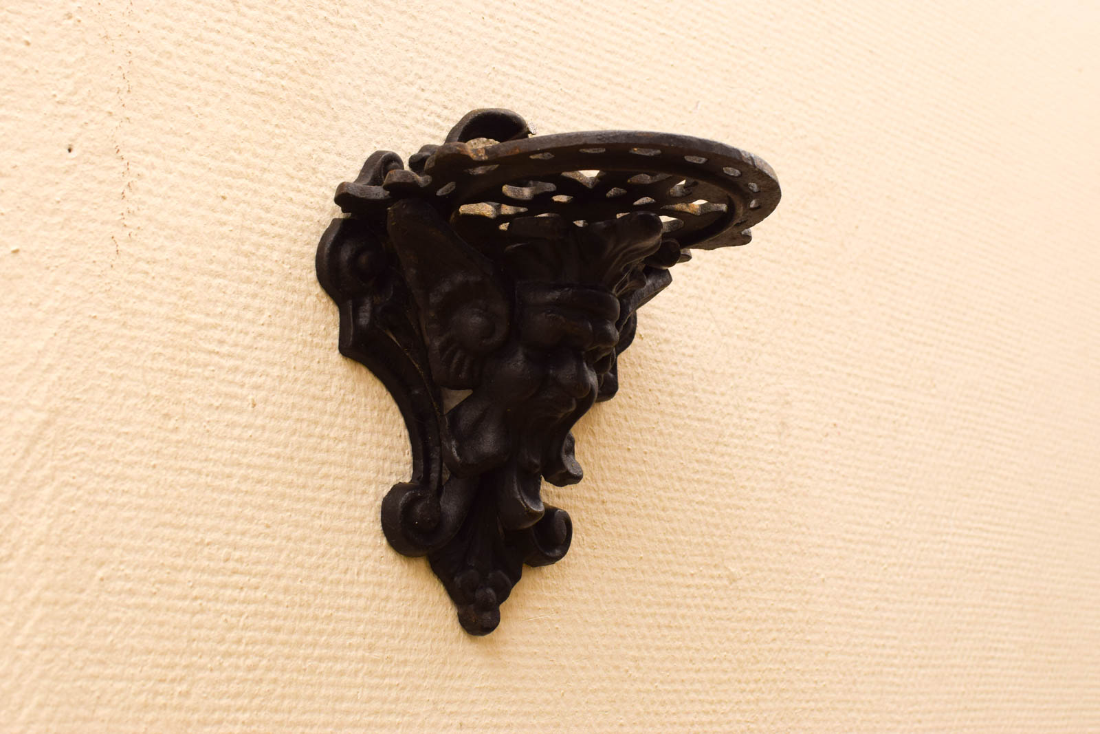 Alternative view of Gietijzeren Wandcosole  48649