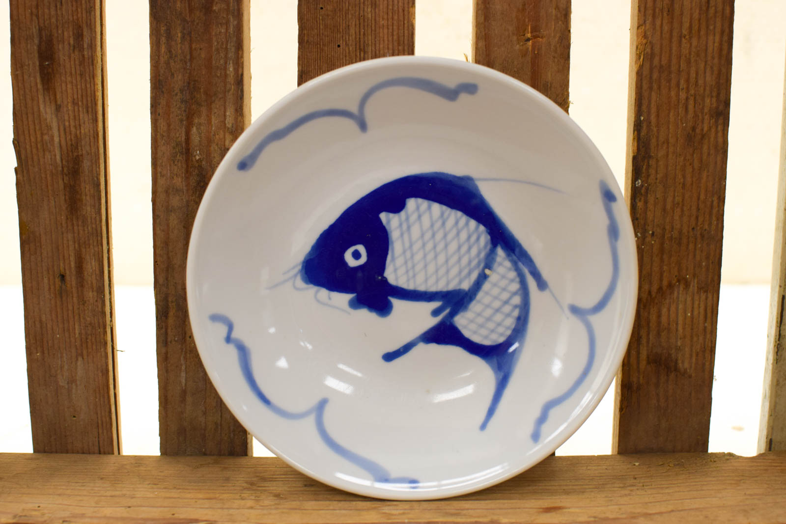 Alternative view of 4 stuks porseleinen schaaltjes met prent van een vis/koi kaper  48651