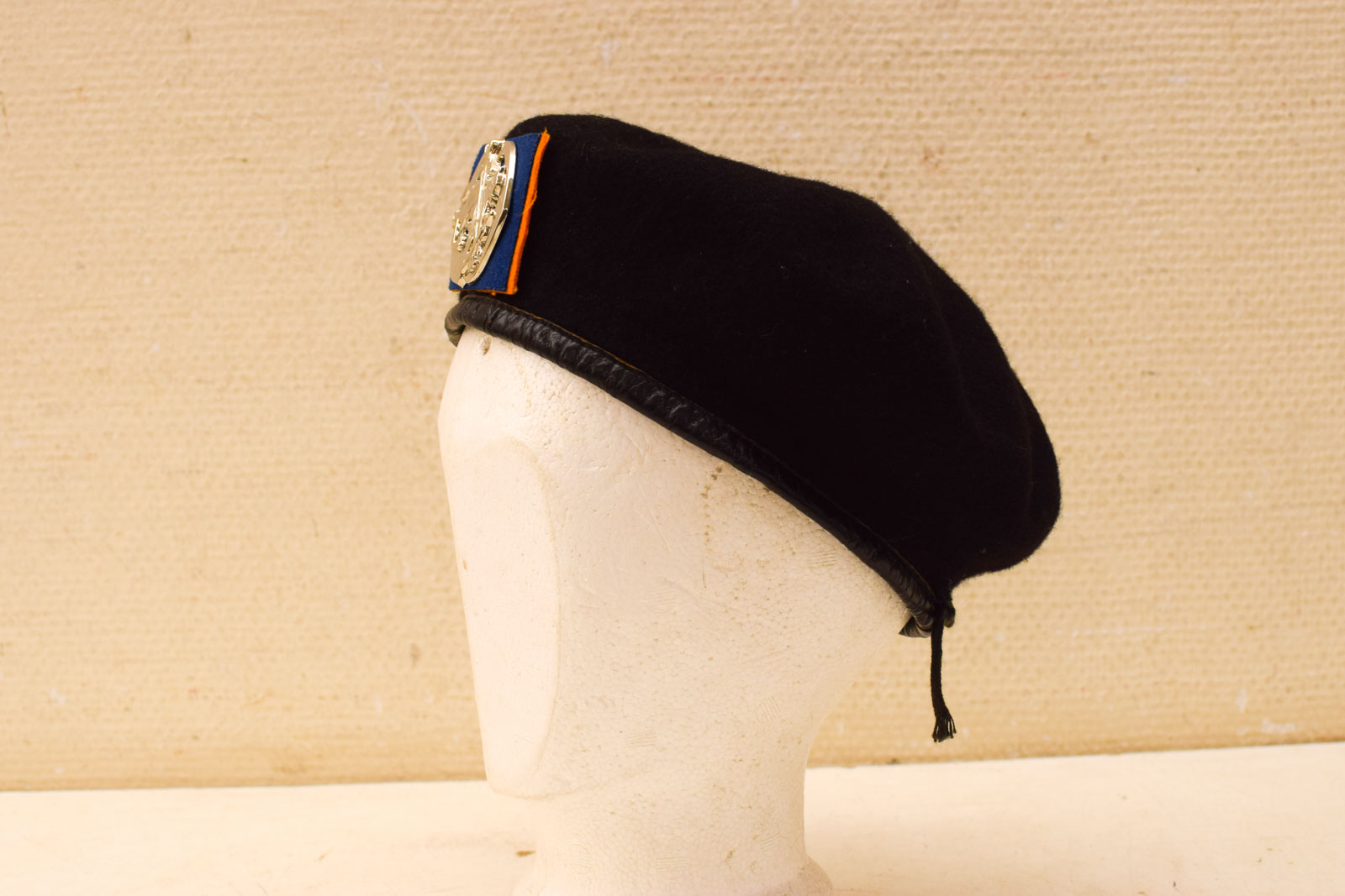 Alternative view of Baret met Embleem  48660