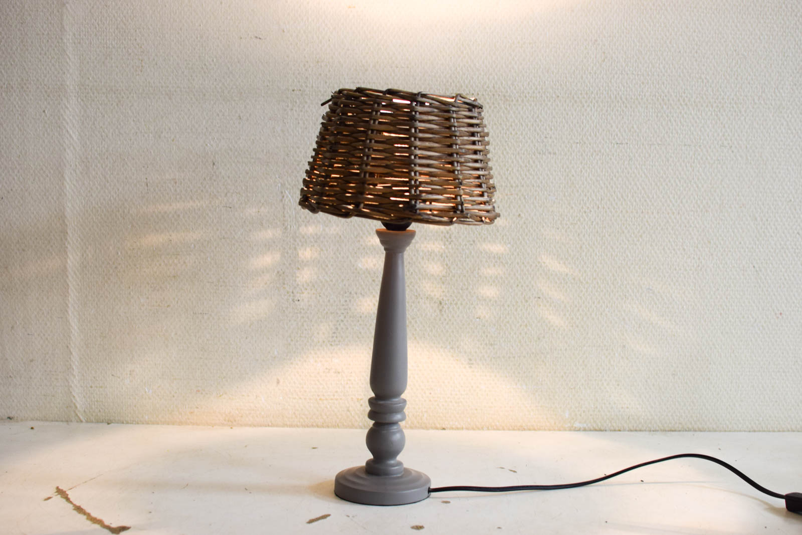 Alternative view of Tafellamp met rotan kap  48696