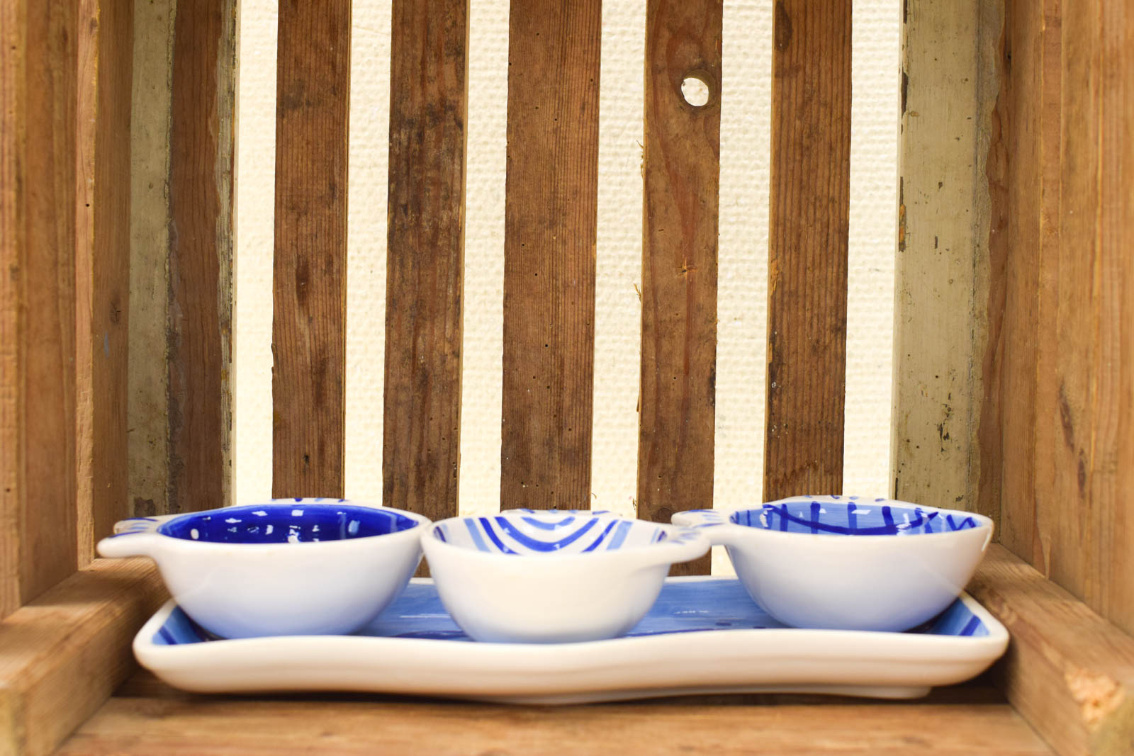 4 delig porseleinen borrelplankje met 3 schaaltjes in de vorm van een vis  48706