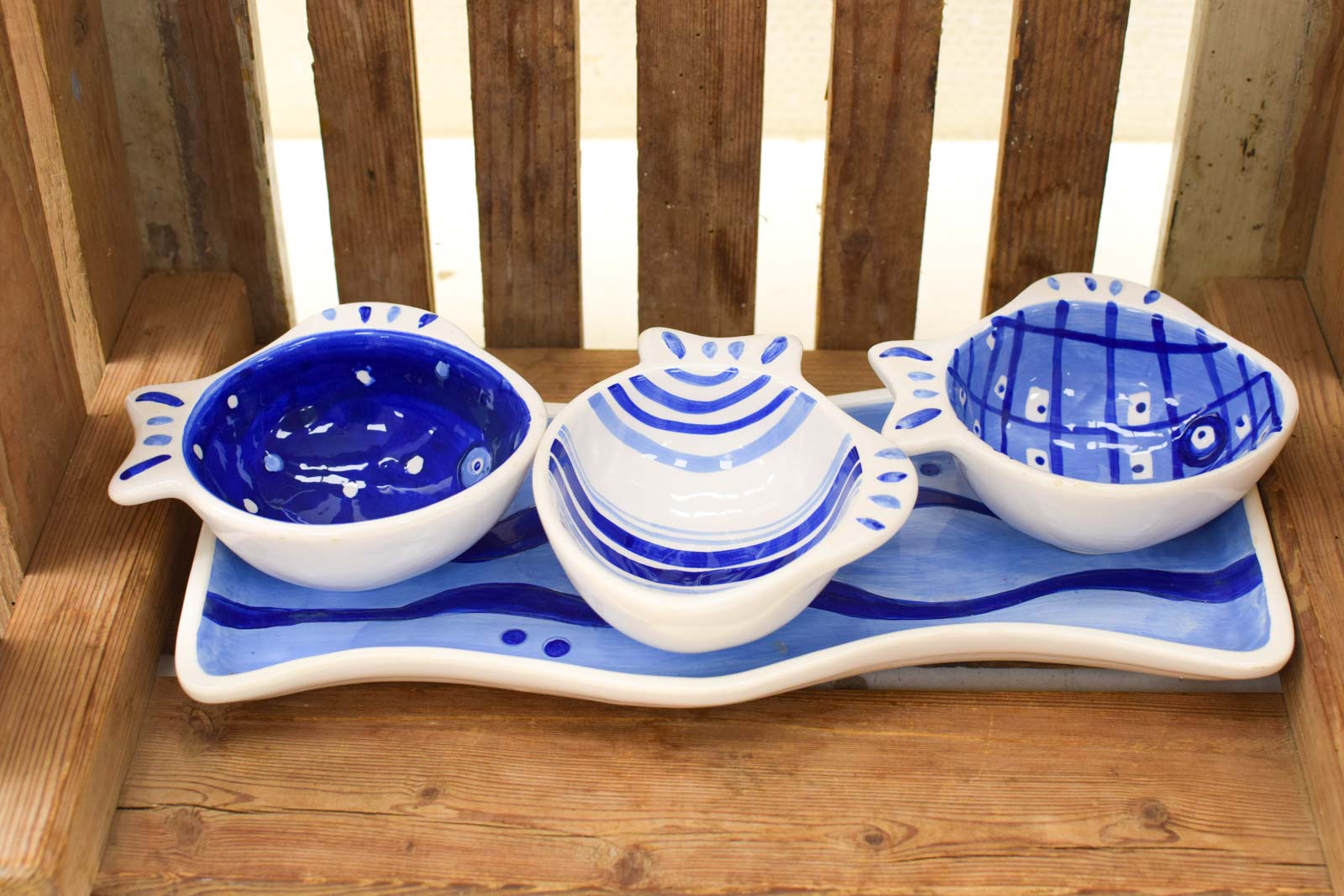 Alternative view of 4 delig porseleinen borrelplankje met 3 schaaltjes in de vorm van een vis  48706