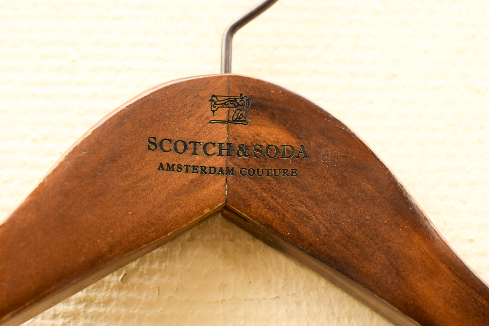 Alternative view of 5 stuks  Scotch & Soda Bruine houten Kledinghangers  48713