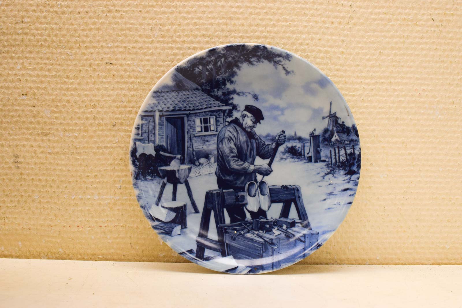 Delft Blauw porseleinen wandbord  een klompenmaker aan het werk  48722