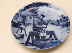 Alternative view of Delft Blauw porseleinen wandbord een klompenmaker aan het werk 48722