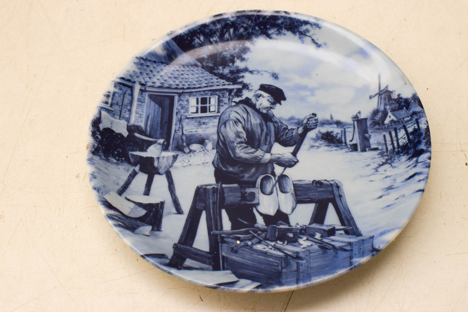 Alternative view of Delft Blauw porseleinen wandbord  een klompenmaker aan het werk  48722