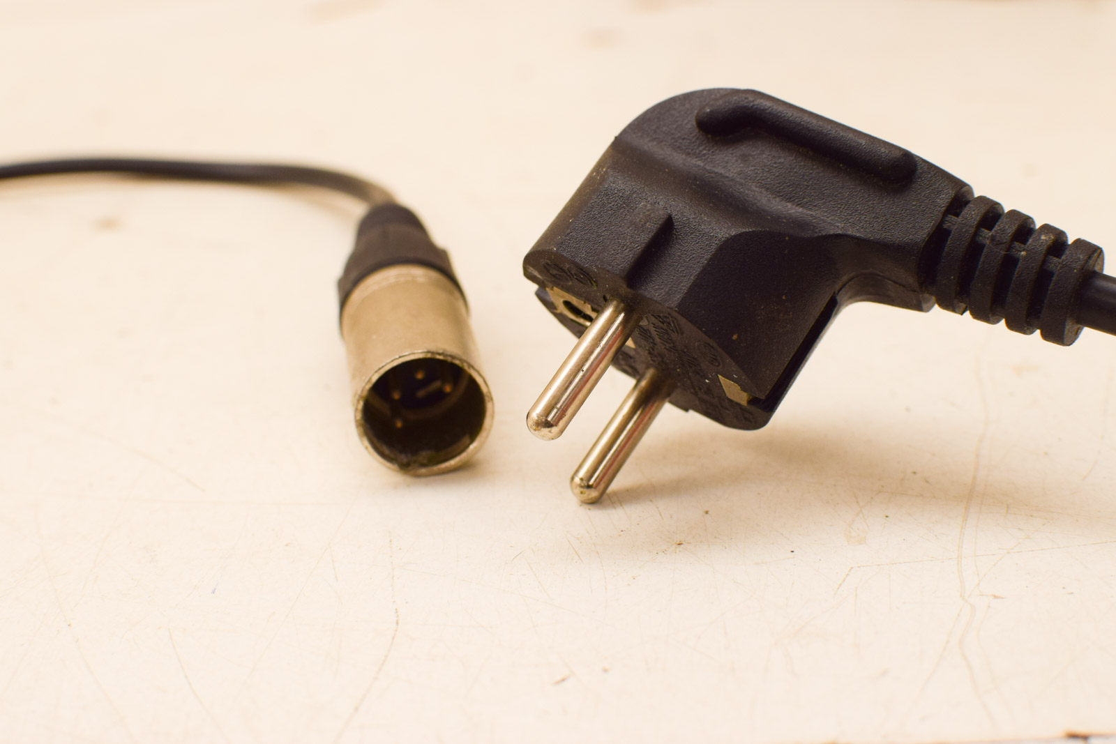 Alternative view of Sans li-on battery charger  48842