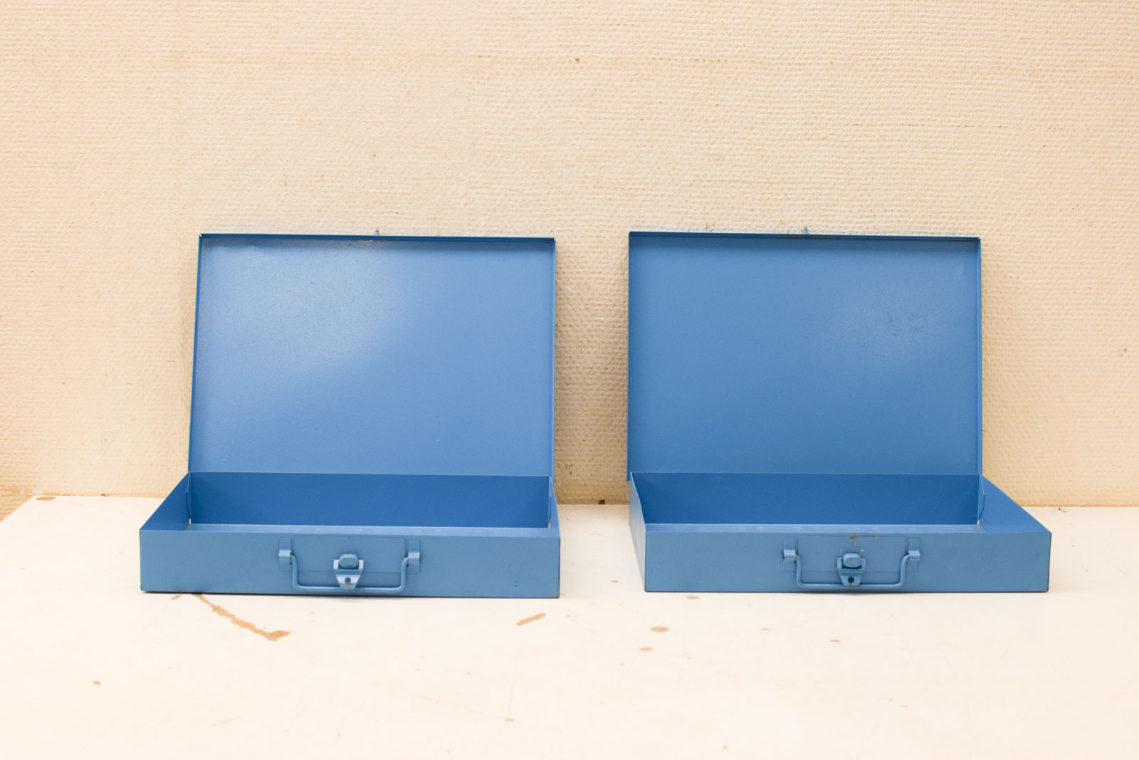 Alternative view of 2 stuks metalen kistjes  48863