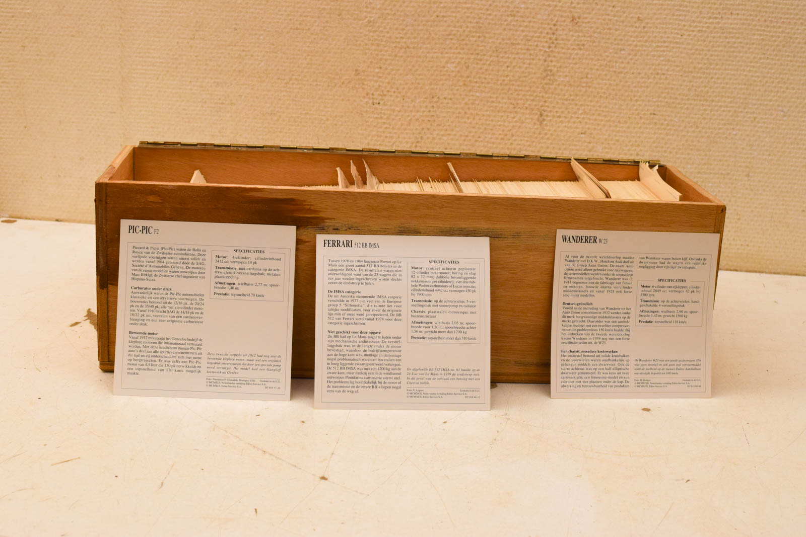 Alternative view of Houten kist met kaartjes van autos  48876