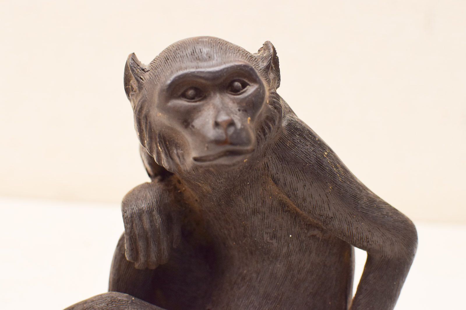 Alternative view of Stenen beeldje van een zittende Aap  48892