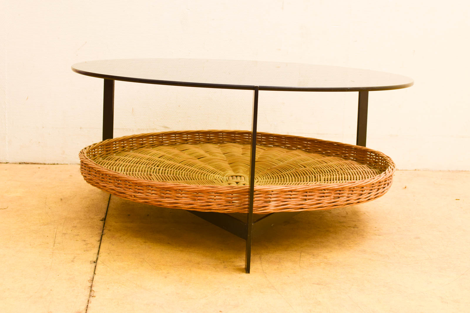 Vintage ronde  salontafel  met mand  48913