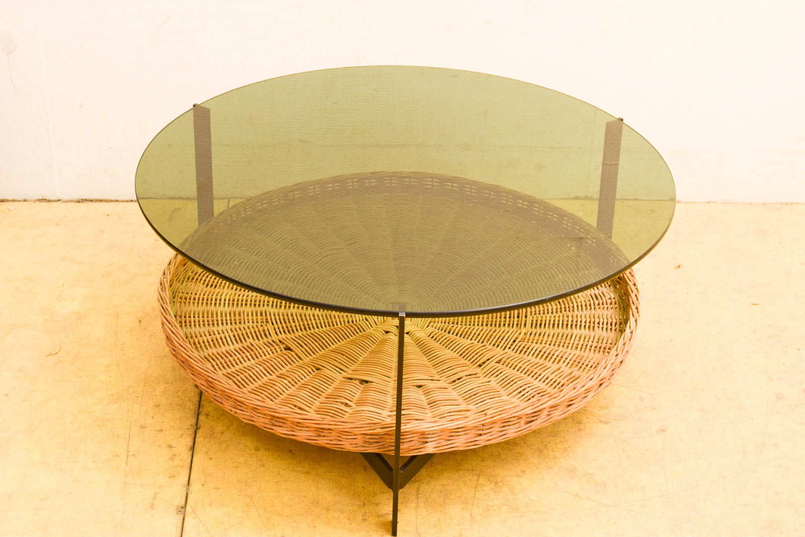 Alternative view of Vintage ronde  salontafel  met mand  48913