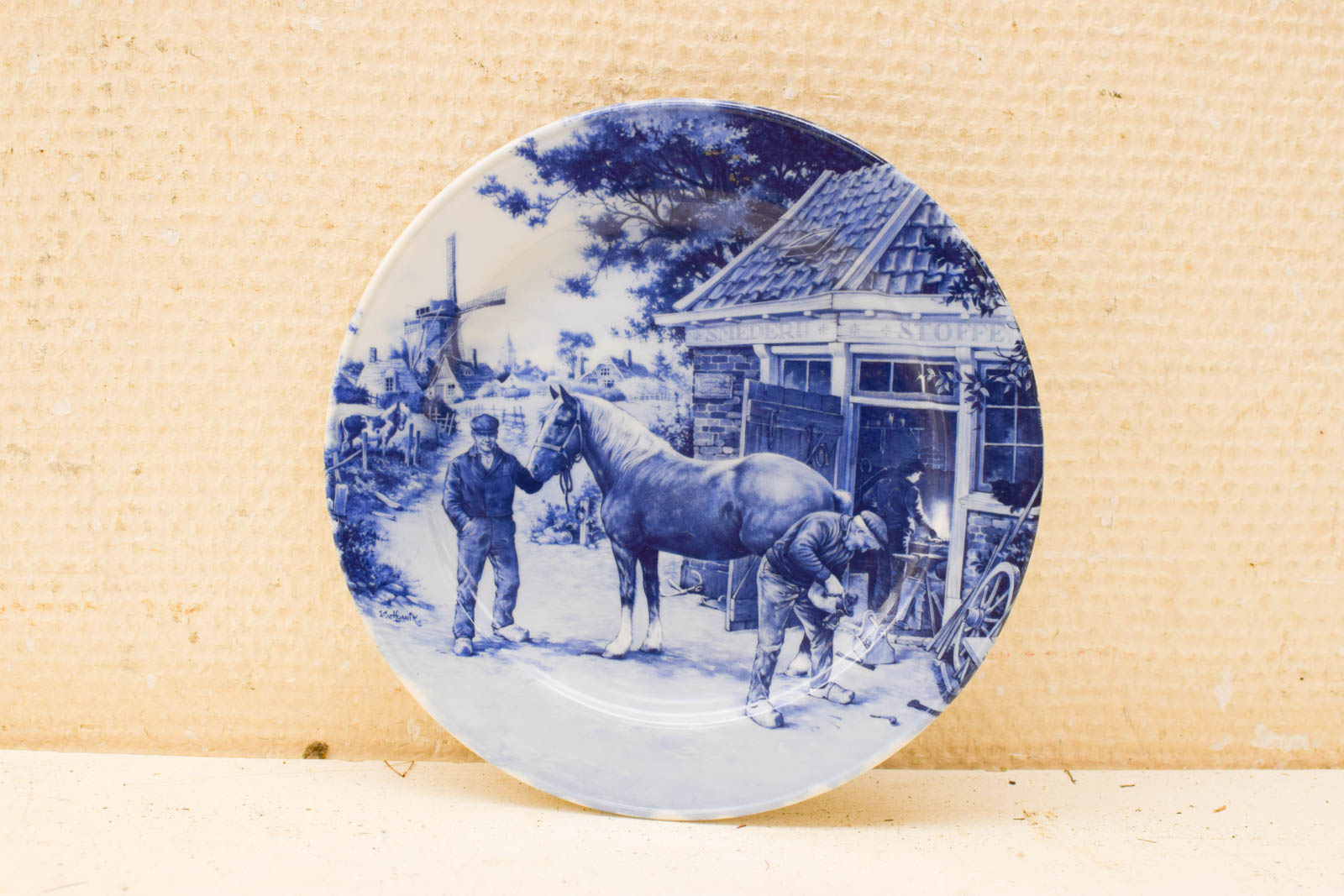 Delft Blauw porseleinen wandbord  prent van paard bij de hoefsmid 48925