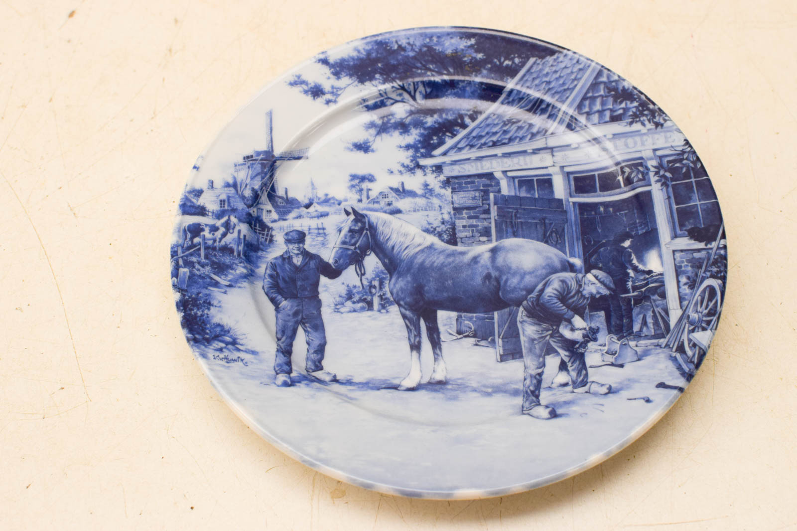 Alternative view of Delft Blauw porseleinen wandbord  prent van paard bij de hoefsmid 48925