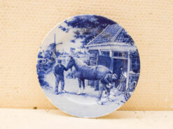 Delft Blauw porseleinen wandbord prent van paard bij de hoefsmid 48925