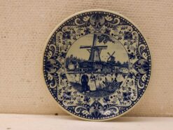 Delfts Blauw porseleinen wandbord met prent van een stelletje in klederdracht bij molens 48519
