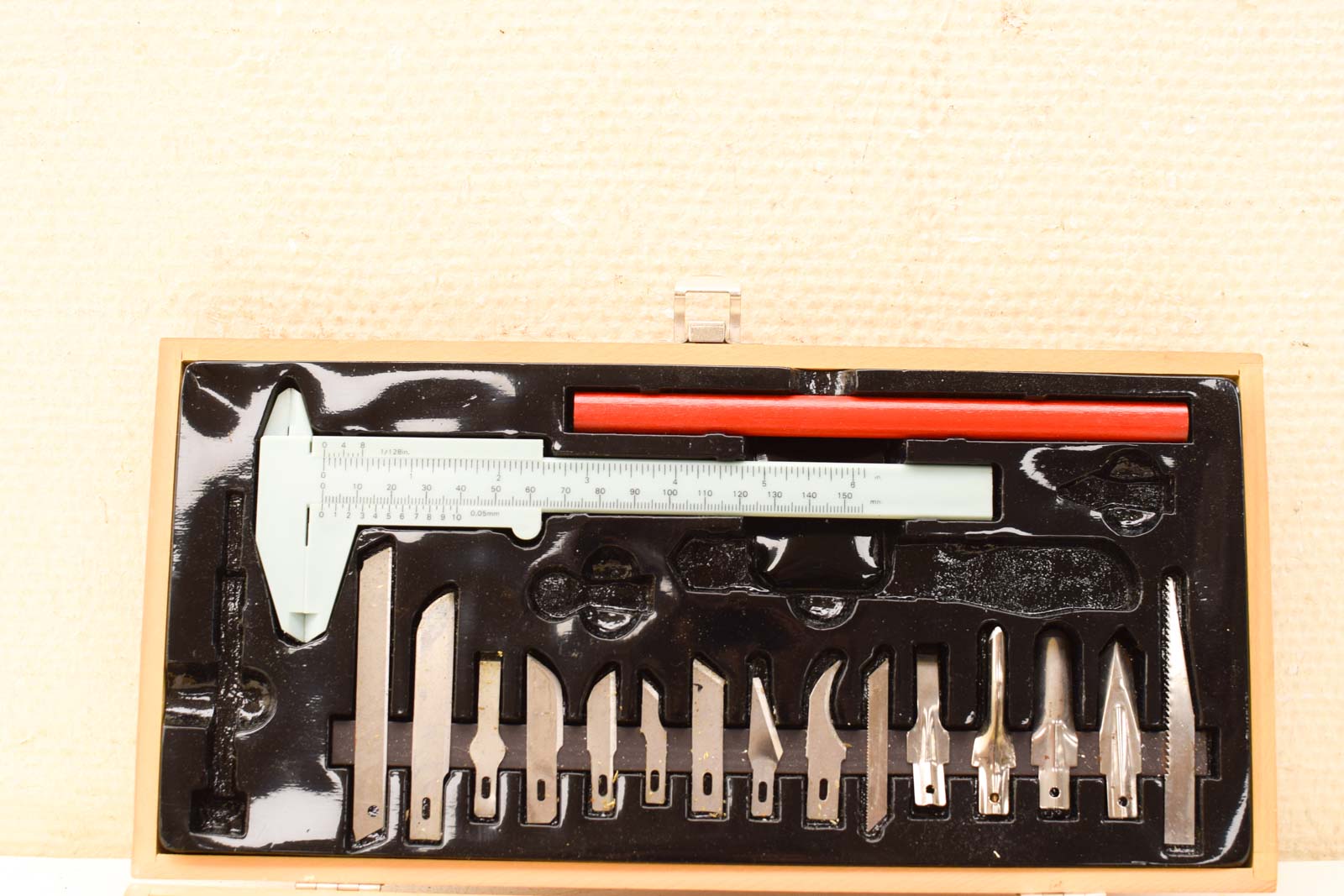 Houtsnijset in houten kistje 48938