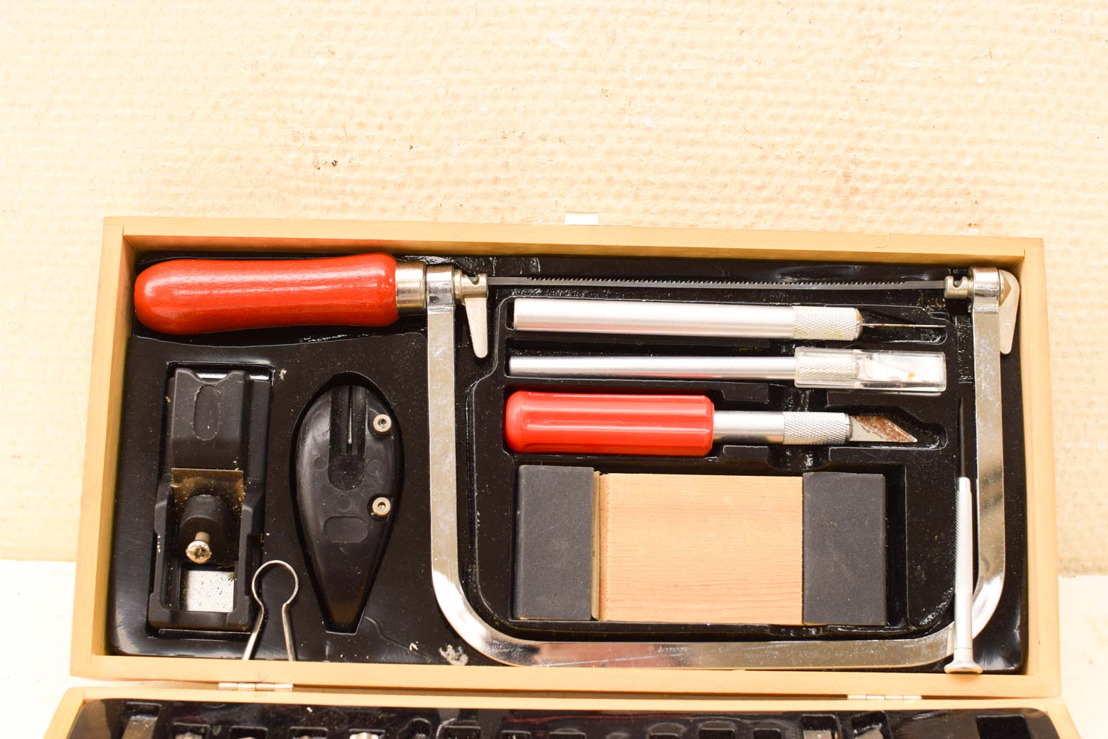 Alternative view of Houtsnijset in houten kistje 48938