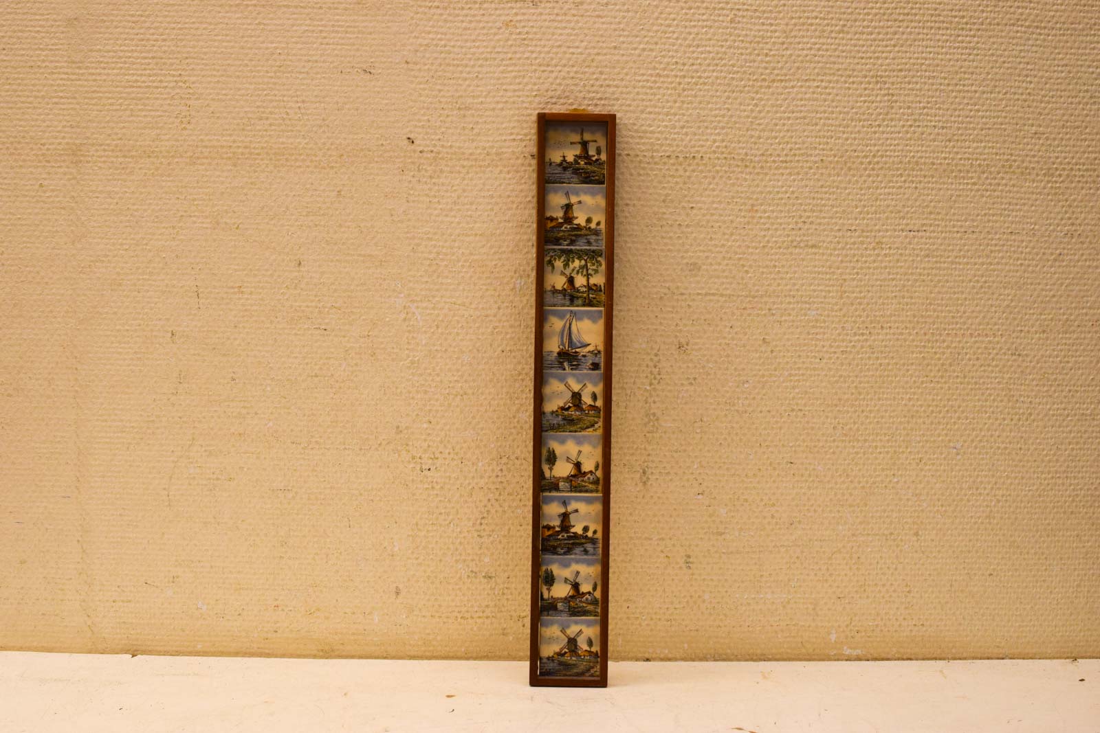 9 kleine tegeltjes in een houten lijstje  48978