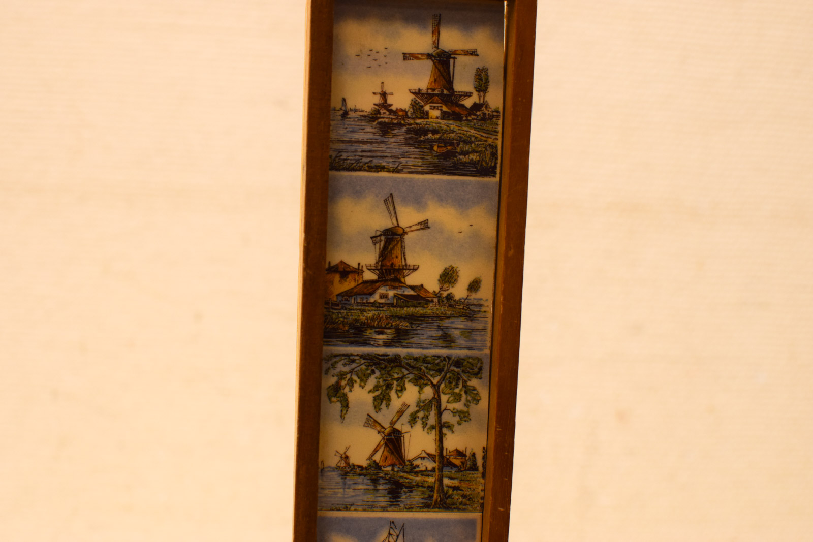 Alternative view of 9 kleine tegeltjes in een houten lijstje  48978