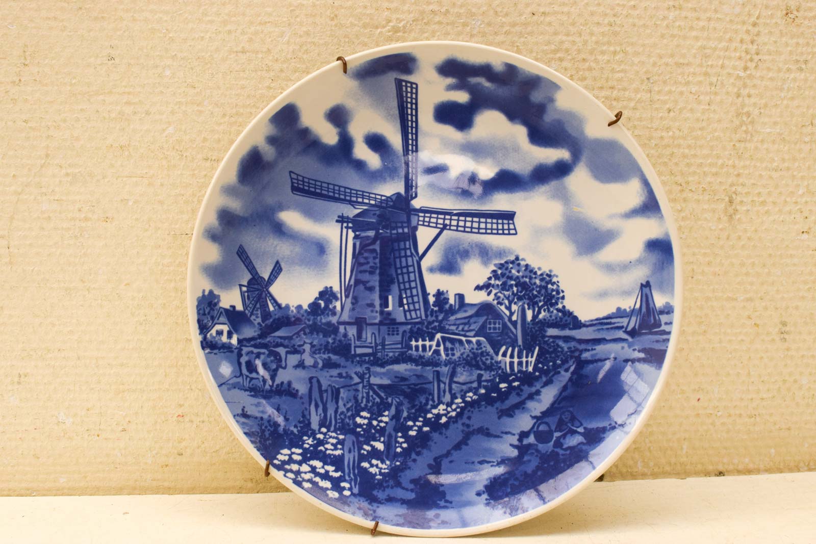 Porseleinen wandbord met prent van een molen  48997