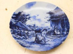 Alternative view of Delft Blauw porseleinen wandbord met prent van een man die schapen scheert 49005