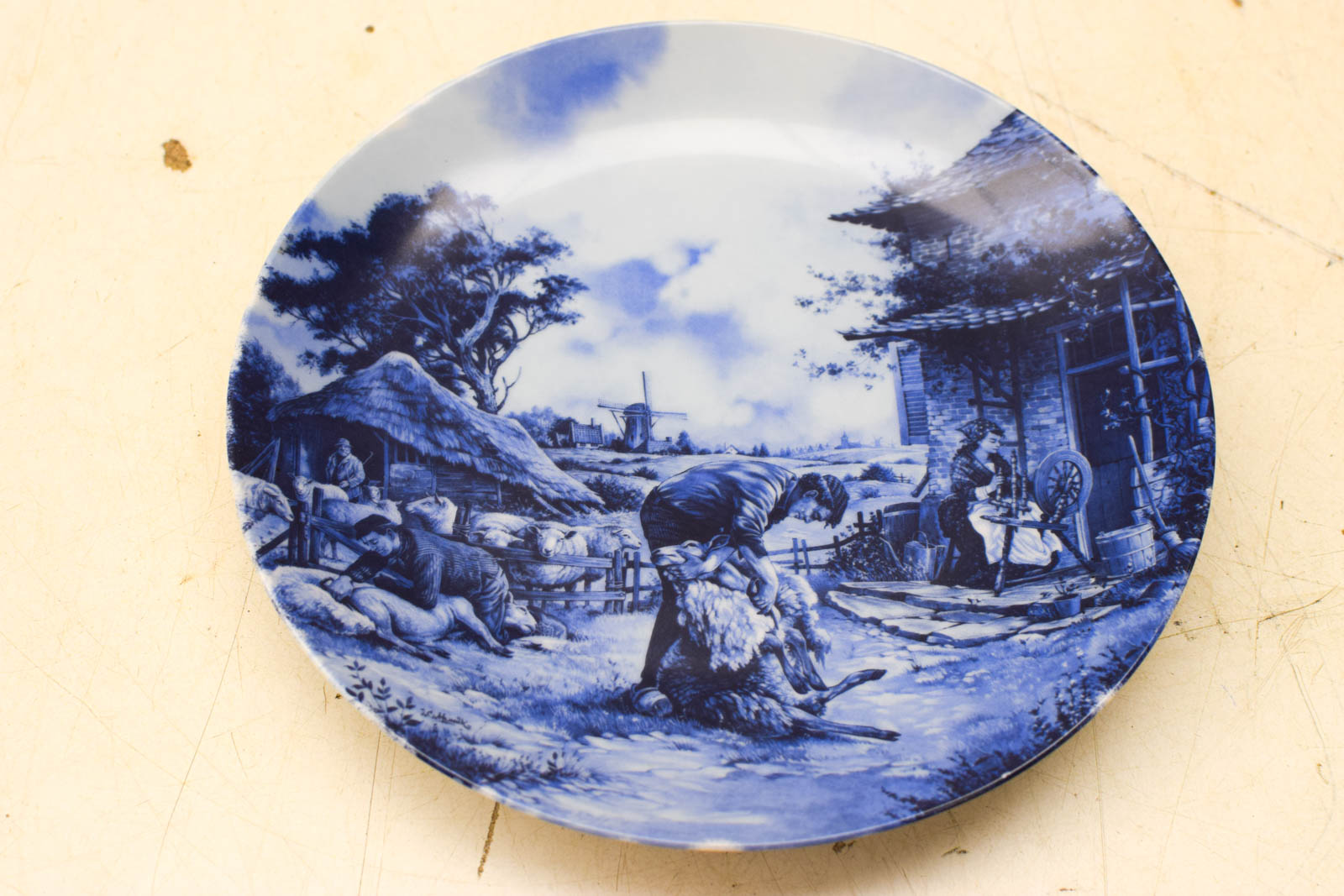 Alternative view of Delft Blauw porseleinen wandbord met prent van een man die schapen scheert  49005