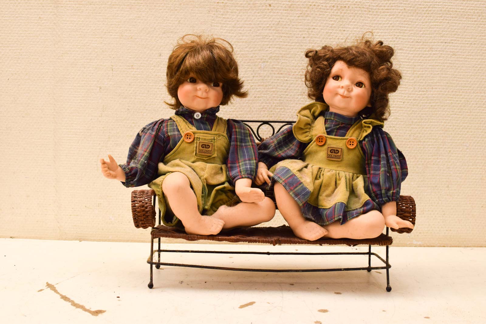 2 Porseleinen poppen op een bankje  49027