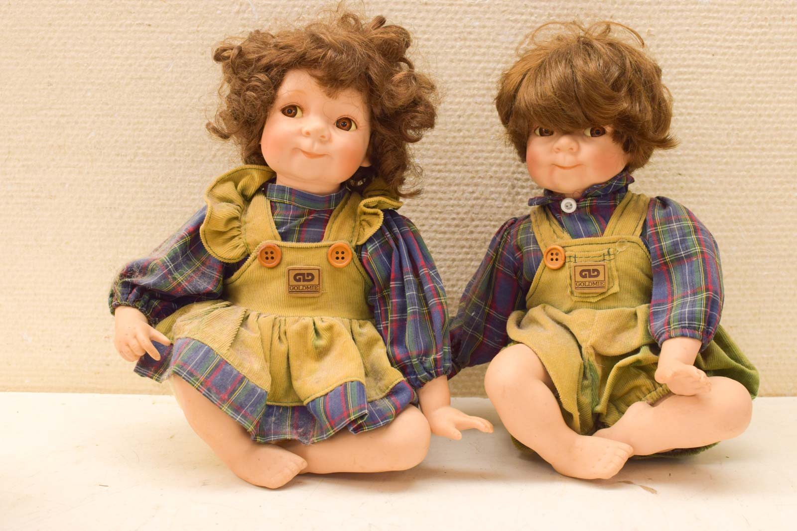 Alternative view of 2 Porseleinen poppen op een bankje  49027