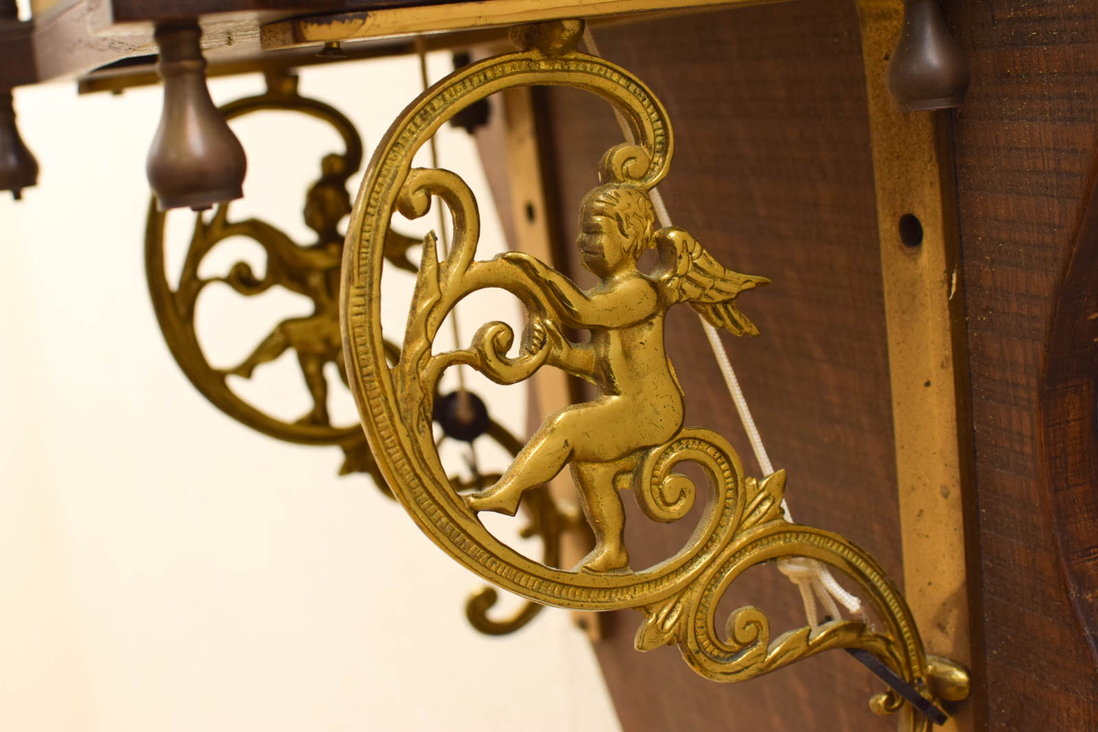 Alternative view of Wandklok van Hout en messing  49110