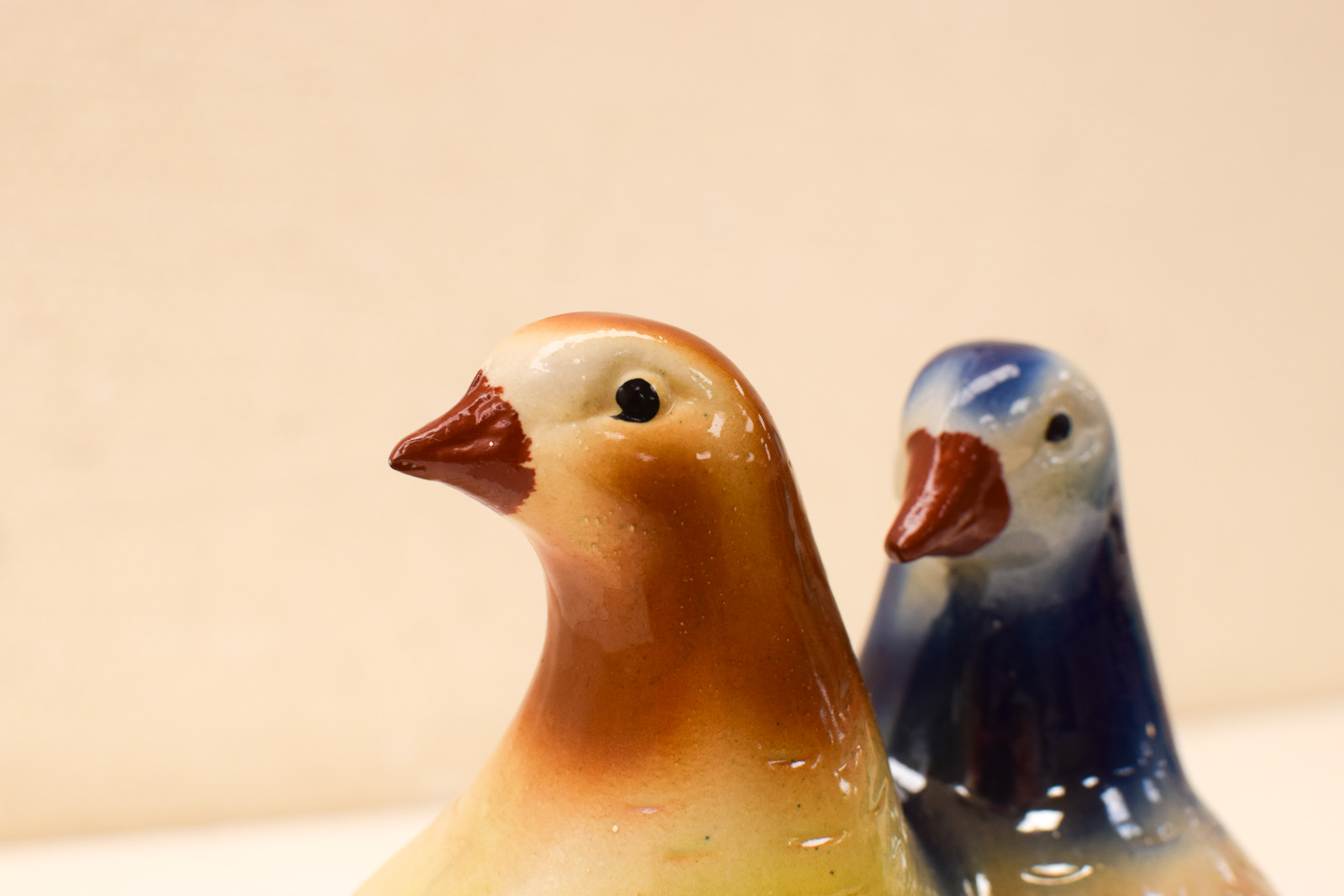 Alternative view of Porseleinen beeld van 2 duiven  49118