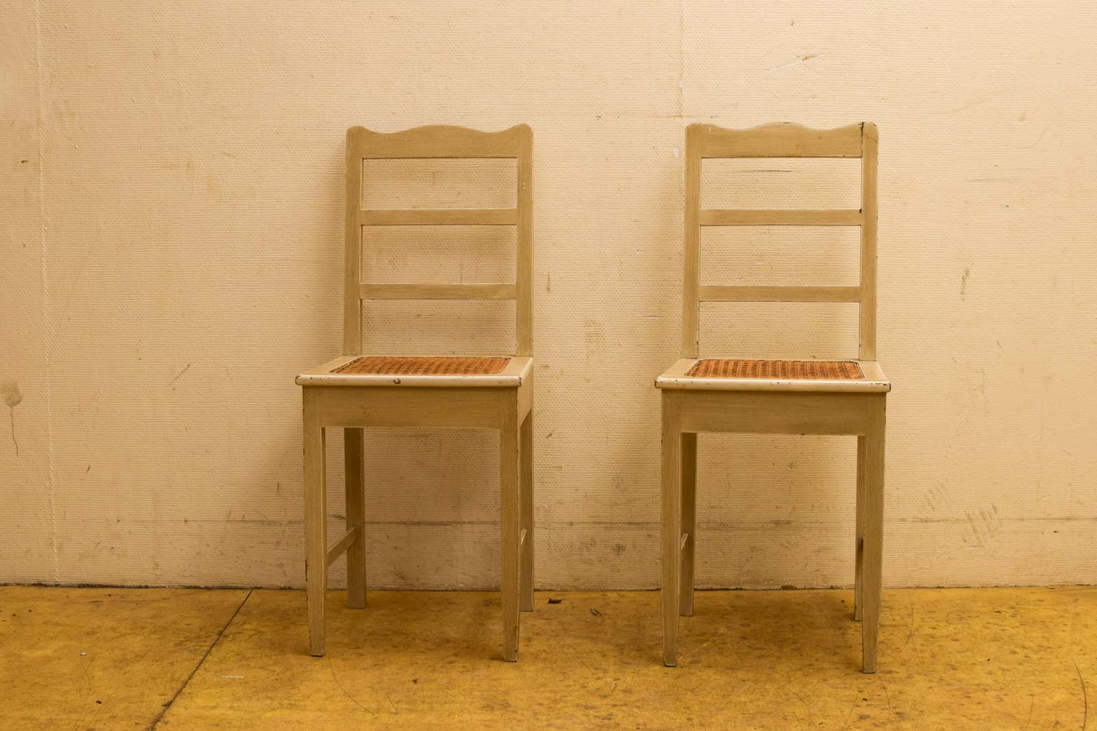 2 stuks houten stoelen met rotan zitting 49119