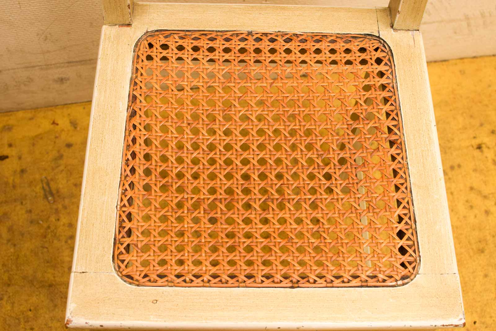 Alternative view of 2 stuks houten stoelen met rotan zitting  49119