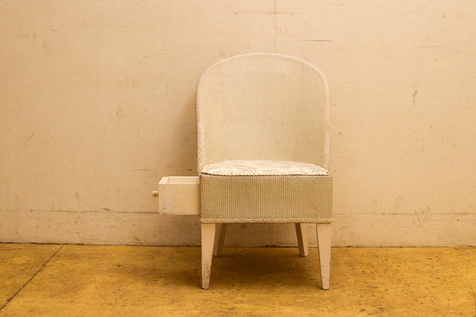 Alternative view of Vintage stoel met lade  49154