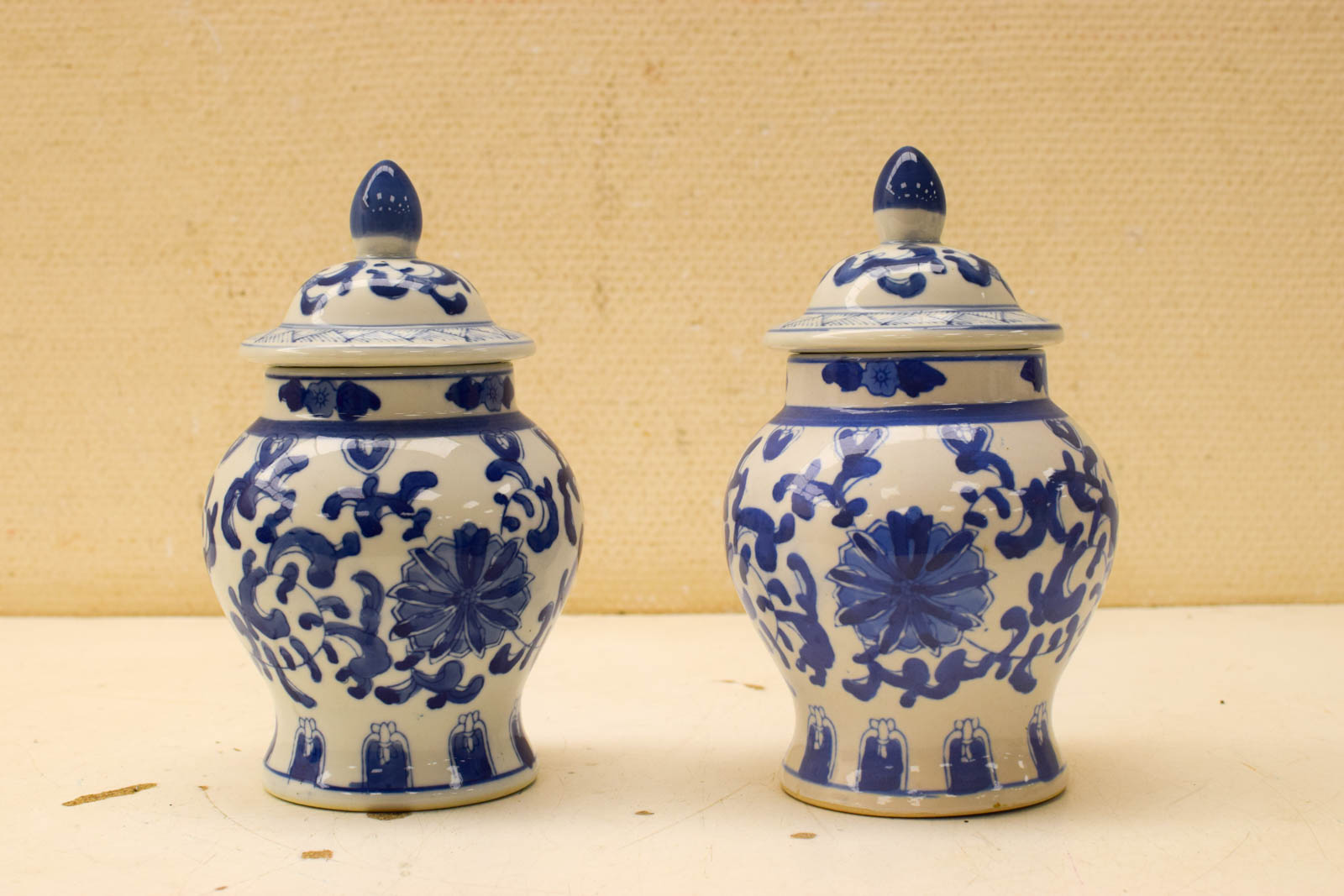 2 stuks porseleinen  Gemberpotten  49212